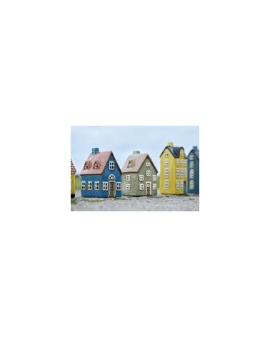 Maison haute jaune toit noir